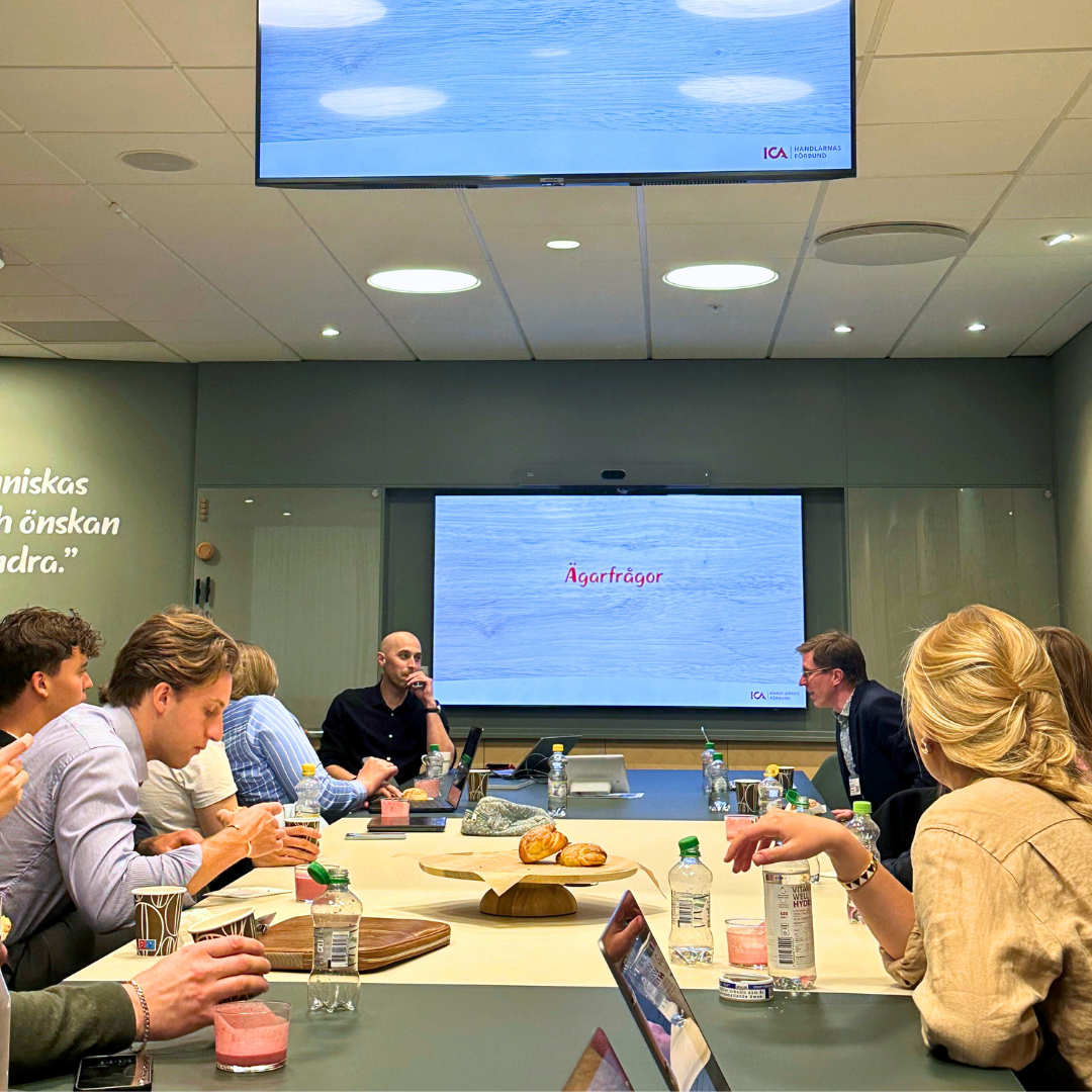 Students looks active around a conference room table at ICA Handlarnas förbund.