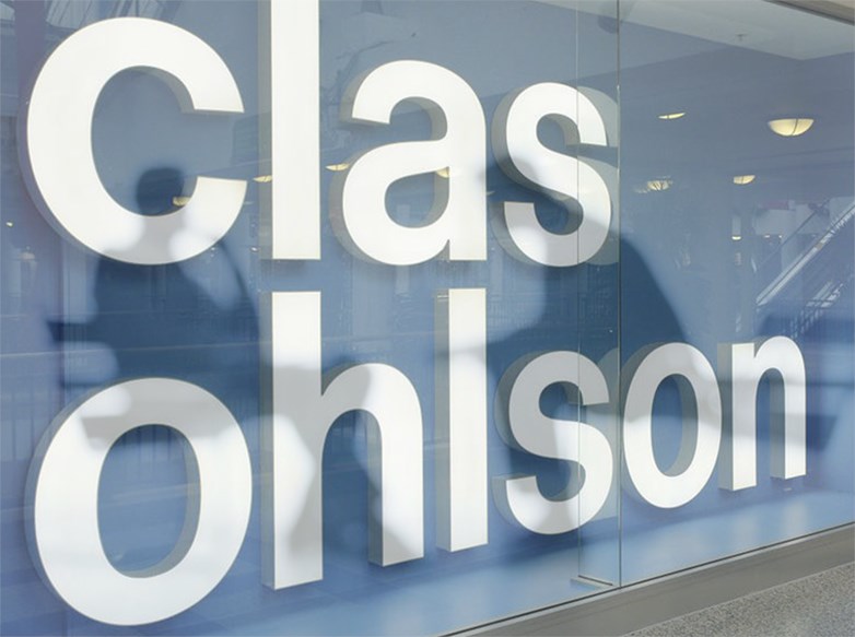 A huge store window labelled "Clas Ohlson" in brand colours