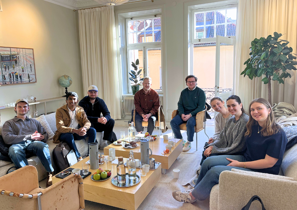 Students in cosy sofas discussing with management from Dustin and Axfood.