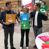 SSE students holding different SDGs
