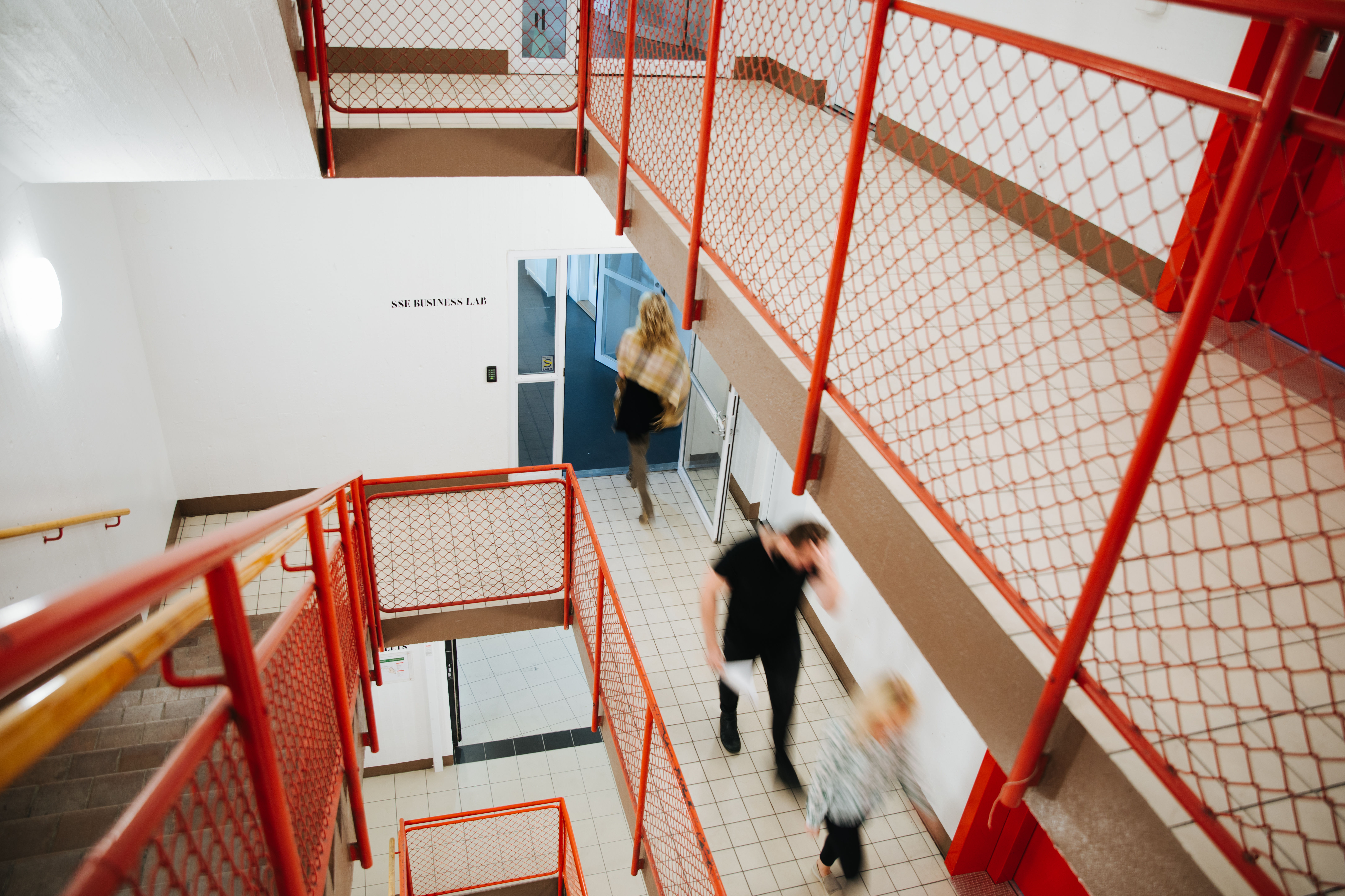 Människor går i trappan upp till SSE Business Labs lokaler.