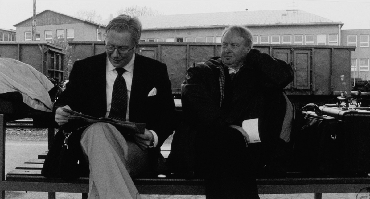 Still from Måns Månsson's film Kinchen, showing sports commentator Lasse Kinch