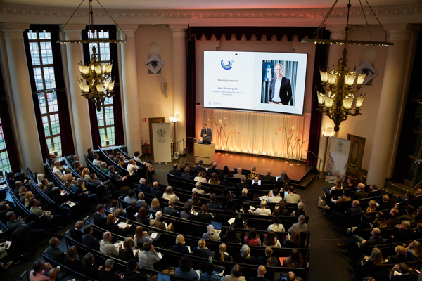 The president of the Stockholm School of Economics, Lars Strannegård, stands behind the podium on the stage in the Aula to open the HoSS Forum 2026.