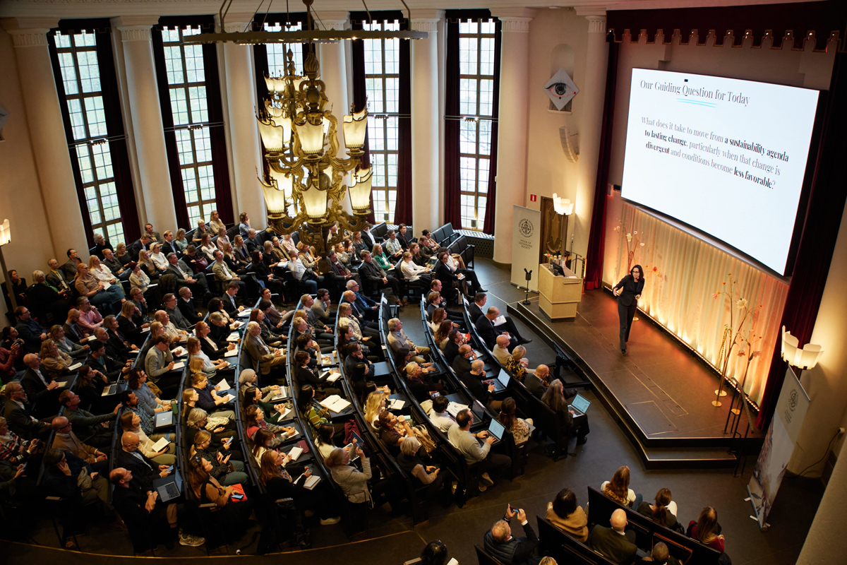Birds-eye view of a packed Aula at the Stockholm School of Economics as Professor Julie Battilana delivers her keynote during the HoSS Forum 2026.
