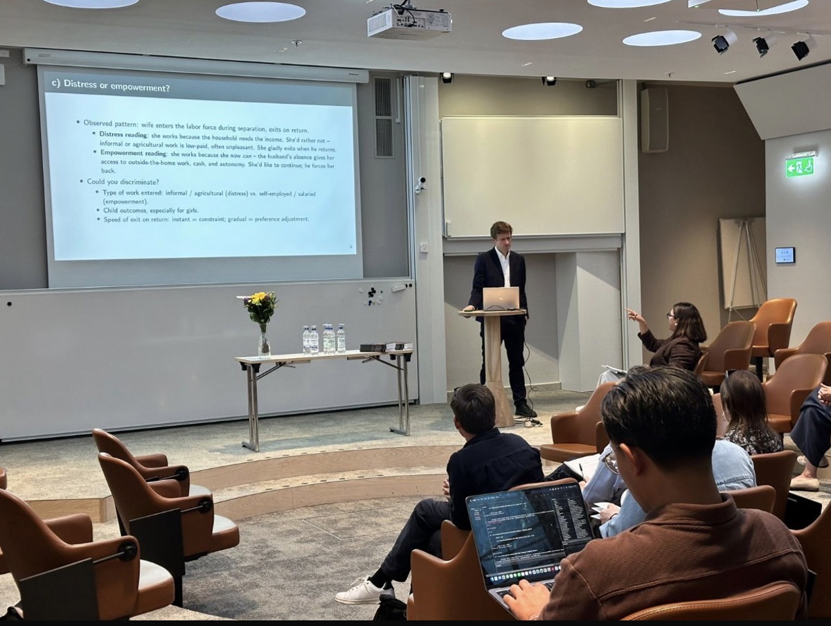 A lecture room at the Stockholm School of Economics, with opponent Anders Kjelsrud and Gargi Dangwal discussing the dissertation.